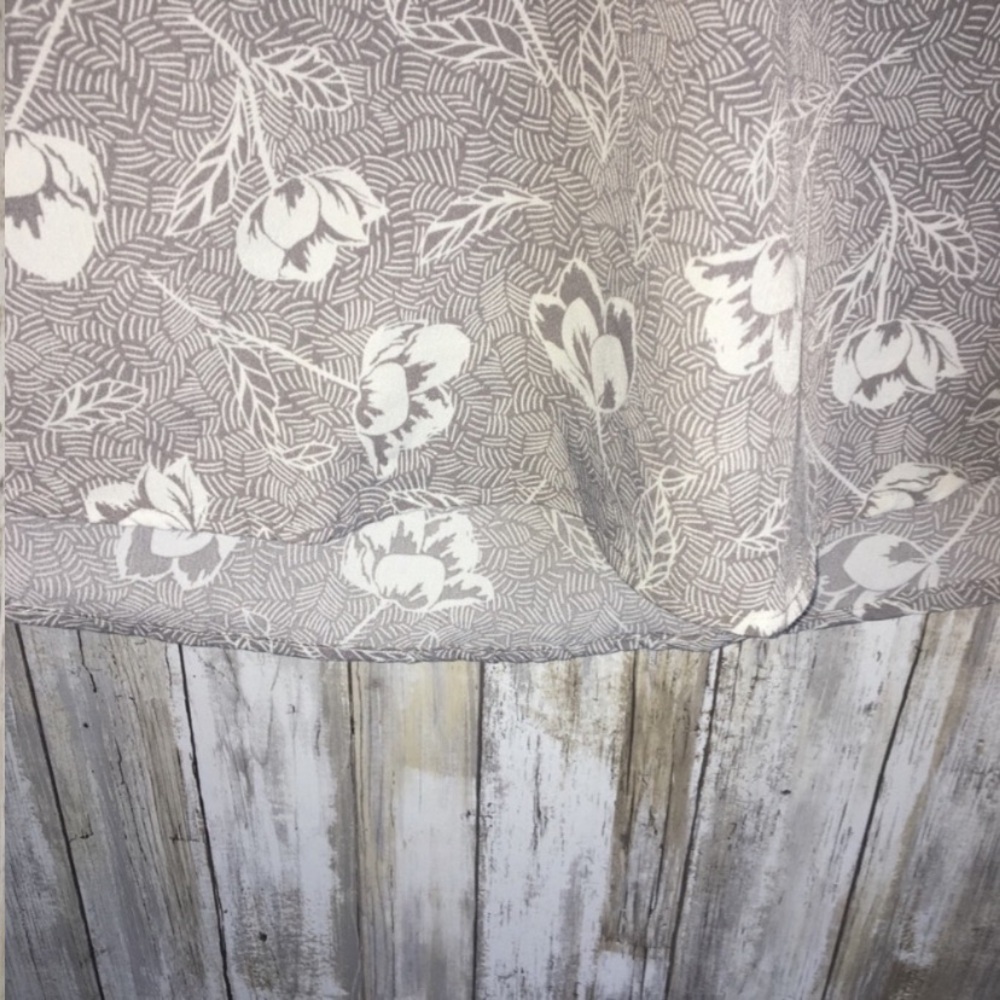Entro Split Neck Grey Floral Oversized Blouse - Picture 3 of 5